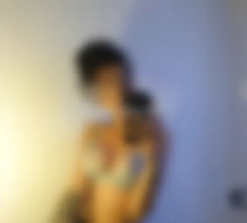 Beurette bien fraîche et exhib cherche jeux coquins à Versailles
