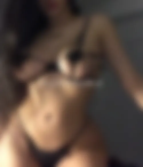 Beurette bonnasse en lingerie sexy pour plan d'un soir à Paris