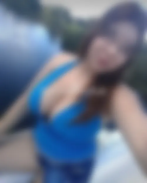 Beurette aux gros nichons pour plan sexe hard en public en Vendée
