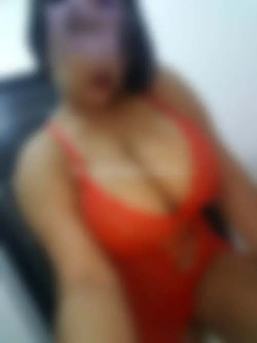 Rebeu aux gros seins ch hommes matures pour massage à Versailles