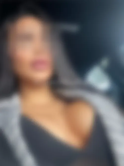Plan cul voiture avec une bimbo arabe de Versailles