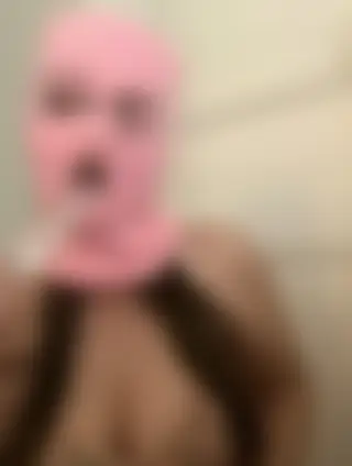 Rencontre Glory Hole rebeue cagoulée parisienne aux énormes seins
