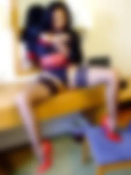 Vieille beurette dominatrice en talons de Marseille cherche un soumis SM